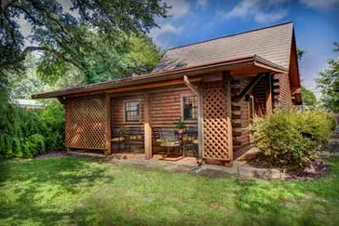 The exterior of the Briarwood detox center in Austin